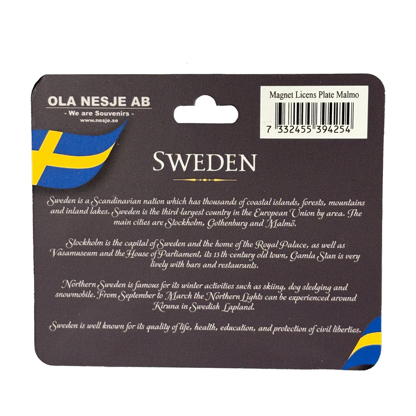 Baksidan av magnetens grå hängetikett med korta fakta om Sverige, Stockholm och norra Sverige.