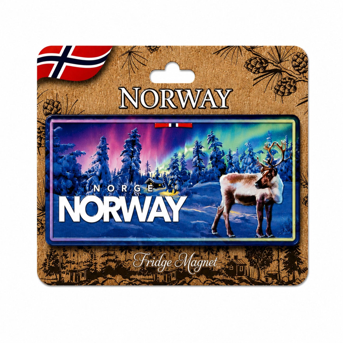 Magnet i form av en amerikansk registreringsskylt med en ren i en snötäckt skog med norrsken och texten "Norge-Norway". Visas här på brun header med norska flaggan och texterna "Norway" och "Fridge Magnet".