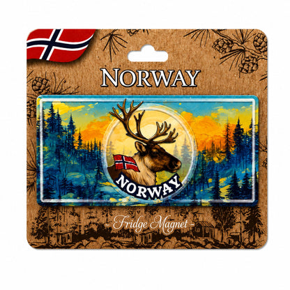 Magnet i form av en amerikansk registreringsskylt med motiv av ett renhuvud, norska flaggan och texten "Norway" med skog i bakgrunden. Visas här på brun header med Norska flaggan och texterna "Norway" och "Fridge Magnet". 
