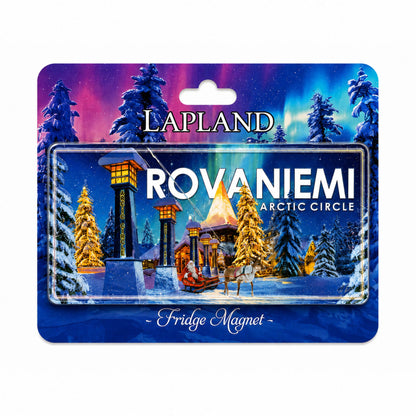 Kylskåpsmagnet i form av registreringsskylt med motiv från Rovaniemi vid polcirkeln i Lappland. Motivet visar Santa Claus Village, ren, släde och norrsken på en dekorativ header med texterna "Lapland" och "Fridge Magnet".