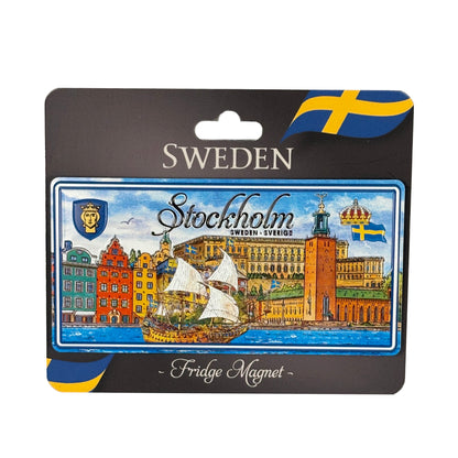 Magnet formad som en amerikansk registreringsskylt med motiv från Stockholm, monterad på grå hängetikett med texten "SWEDEN Fridge Magnet" och svensk flagga i övre högra hörnet.
