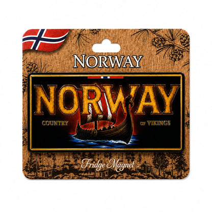 Svart magnet i form av en amerikansk registreringsskylt med vikingaskepp och texten "Norway country of vikings". Visas här på brun header med norska flaggan och texten "Norway" och "Fridge magnet"
