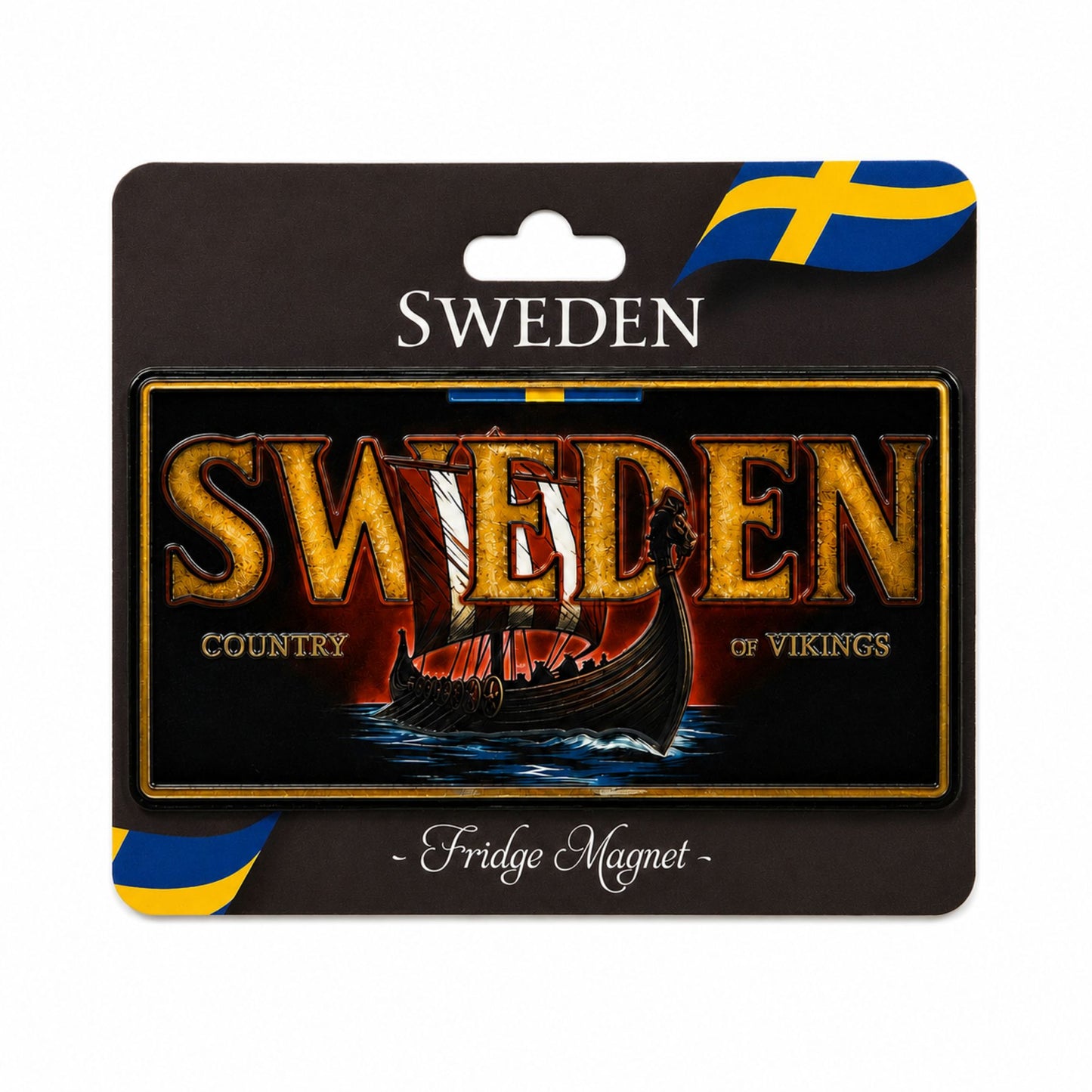 Svart magnet i form av en registreringsskylt med vikingaskepp och texten "Sweden Country Of Vikings". Visas här på svart heder med svenska flaggan och texterna "Sweden" och "Fridge Magnet".