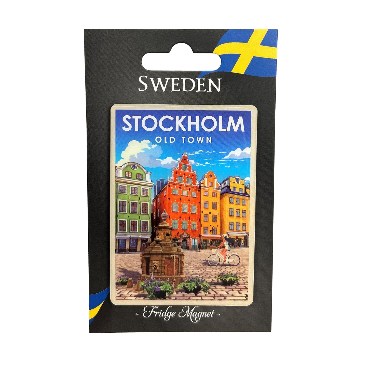 Magnet Stockholm Gamla Stan skildrar en klassisk scen från gamla stan i Stockholm med sina färgglada fasader, kullerstensgator och charmiga gränder. Magneten sitter på en grå hängettiket med texten "SWEDEN Fridge Magnet" och svensk flagga i övre hörnet.
