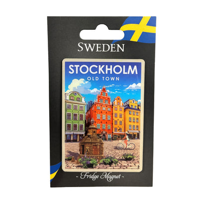 Magnet Stockholm Gamla Stan skildrar en klassisk scen från gamla stan i Stockholm med sina färgglada fasader, kullerstensgator och charmiga gränder. Magneten sitter på en grå hängettiket med texten "SWEDEN Fridge Magnet" och svensk flagga i övre hörnet.