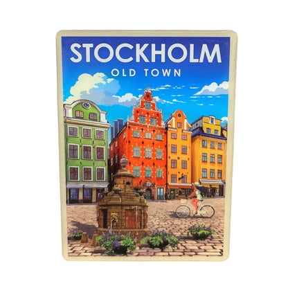 Magnet Stockholm Gamla Stan skildrar en klassisk scen från gamla stan i Stockholm med sina färgglada fasader, kullerstensgator och charmiga gränder.