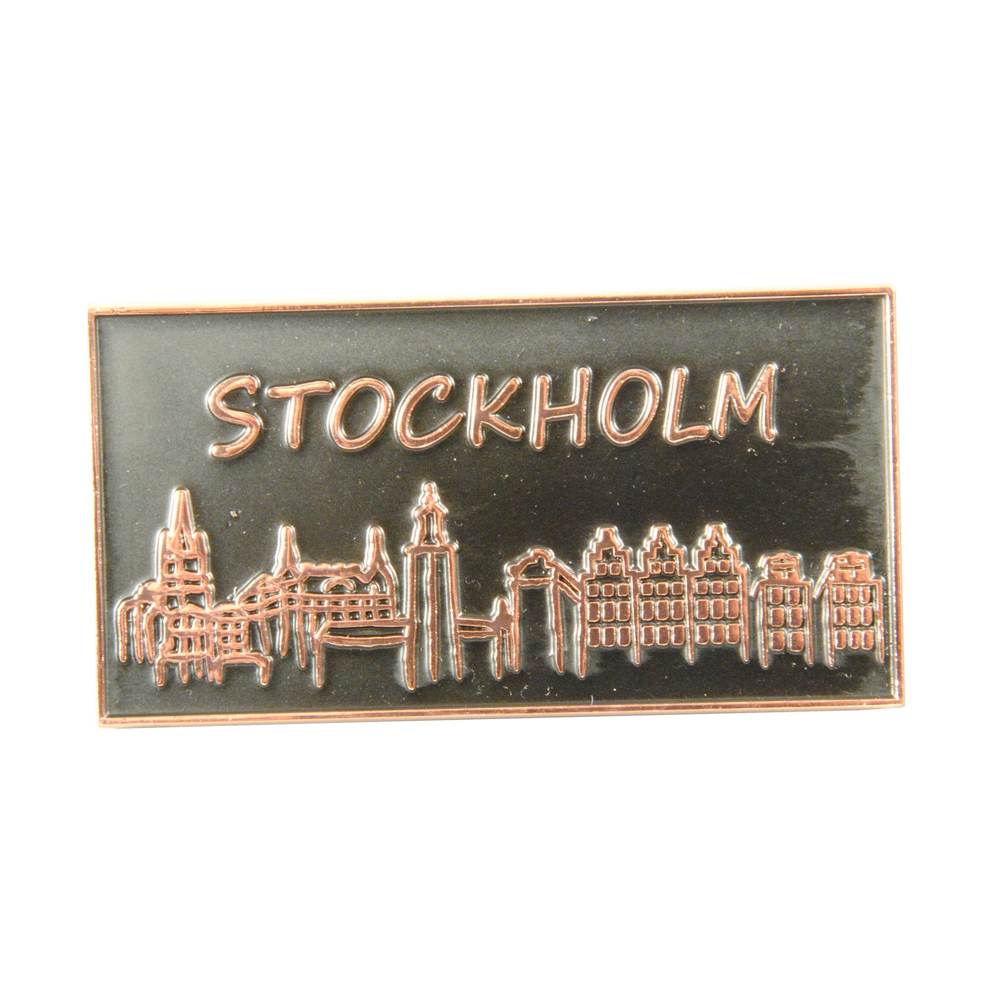 Souvenirmagnet i metall med Stockholmsskyline i matt svart och roséguld, 8,3 x 4,3 cm. Elegant design och stilrent motiv.