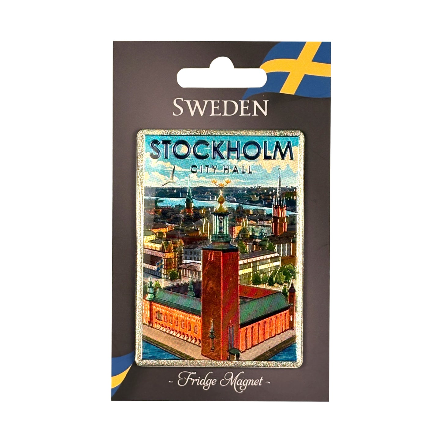 Den här magneten pryds av det ikoniska Stadshuset – en av Stockholms mest kända byggnader och hem för Nobelfesten. Magneten sitter på en grå hängettiket med texten "SWEDEN Fridge Magnet" och svensk flagga i övre hörnet.