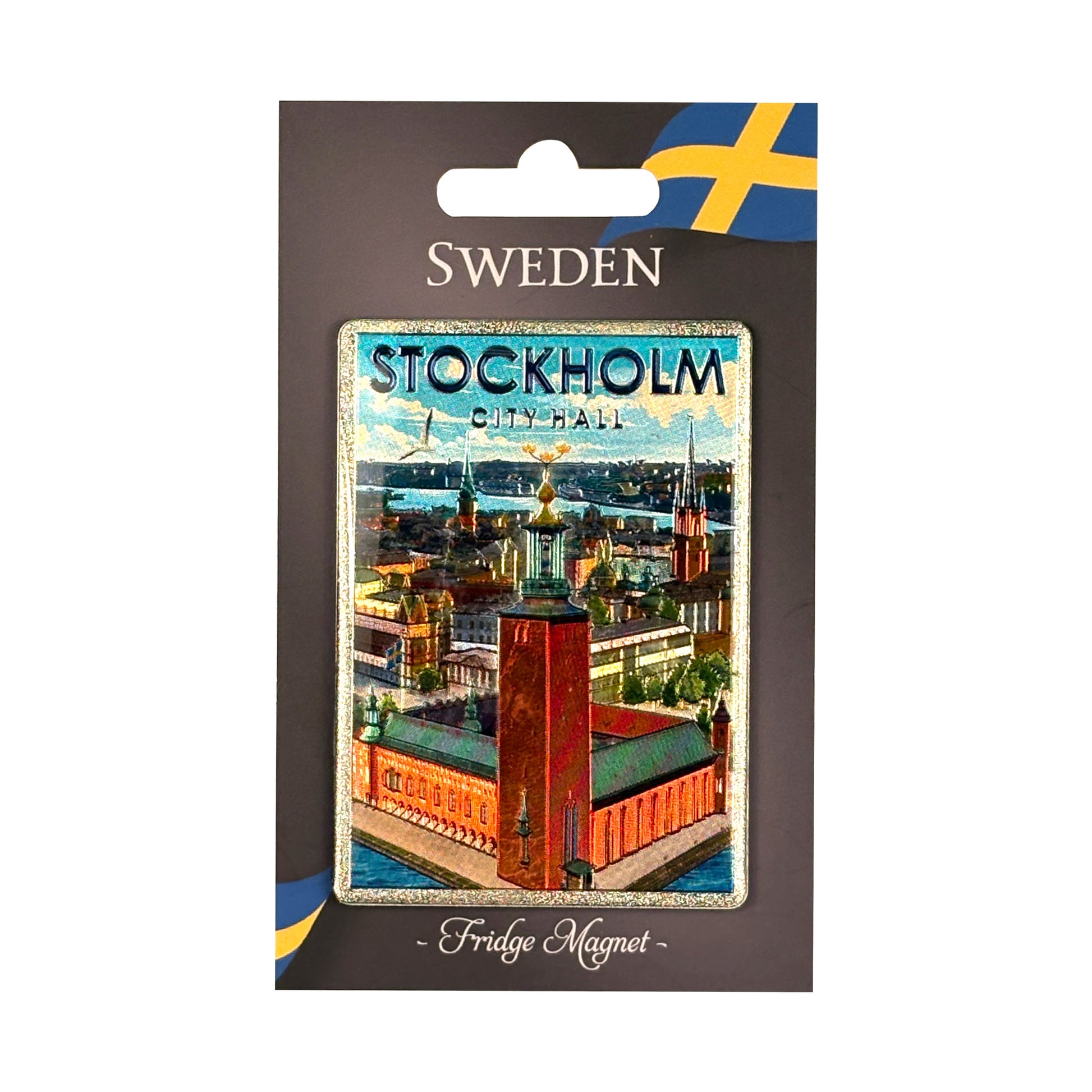 Den här magneten pryds av det ikoniska Stadshuset – en av Stockholms mest kända byggnader och hem för Nobelfesten. Magneten sitter på en grå hängettiket med texten "SWEDEN Fridge Magnet" och svensk flagga i övre hörnet.