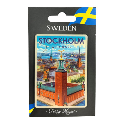 Den här dekorativa magneten skildrar en av Stockholm kändaste byggnader med sin tidlösa charm, mäktiga torn och röda tegelväggar. Magneten sitter på en grå hängettiket med texten "SWEDEN Fridge Magnet" och svensk flagga i övre hörnet.