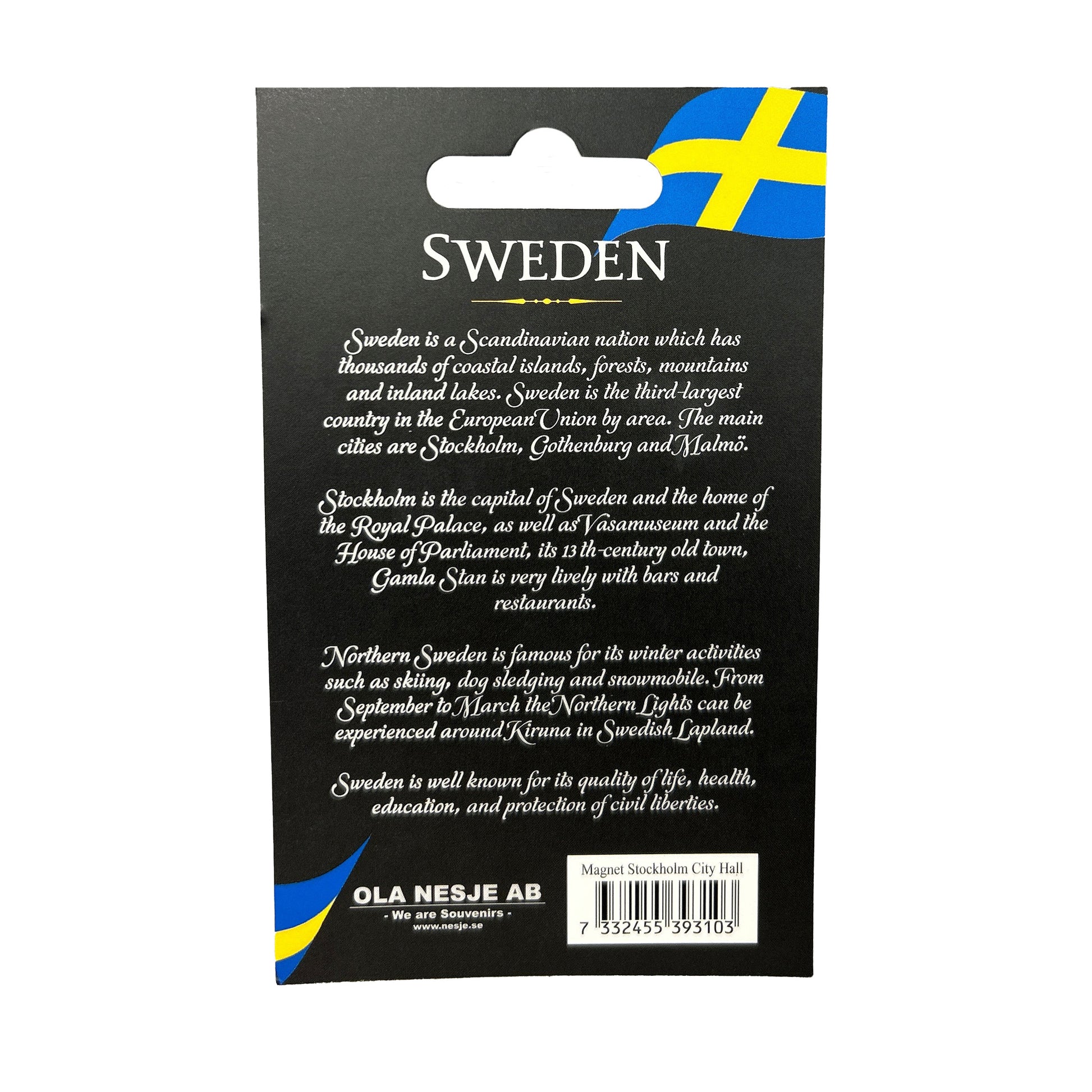 Baksidan av magnetens grå hängetikett med text om Sverige.