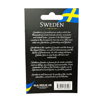 Baksidan av magnetens grå hängetikett med text om Sverige.
