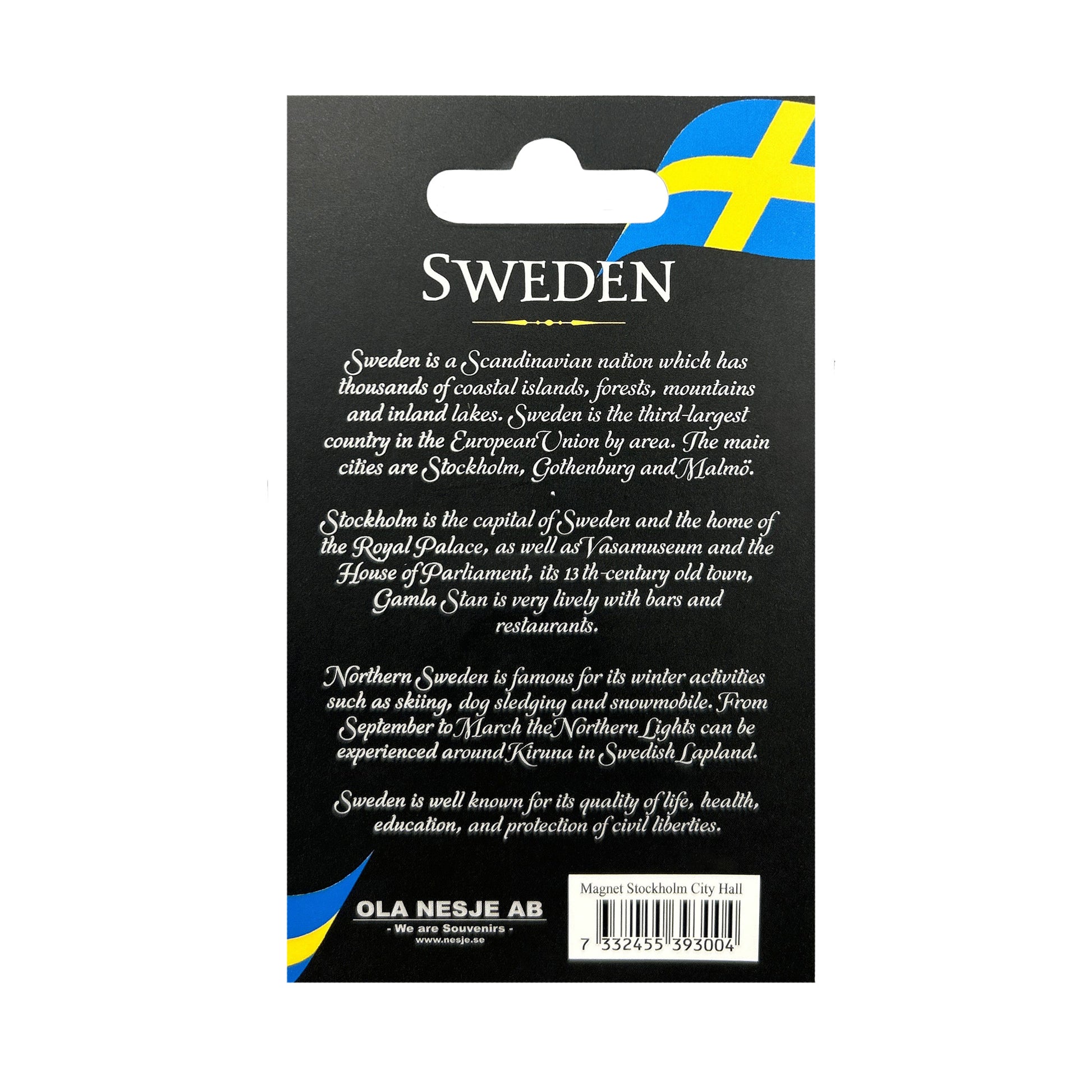 Baksidan av magnetens grå hängetikett med text om Sverige.