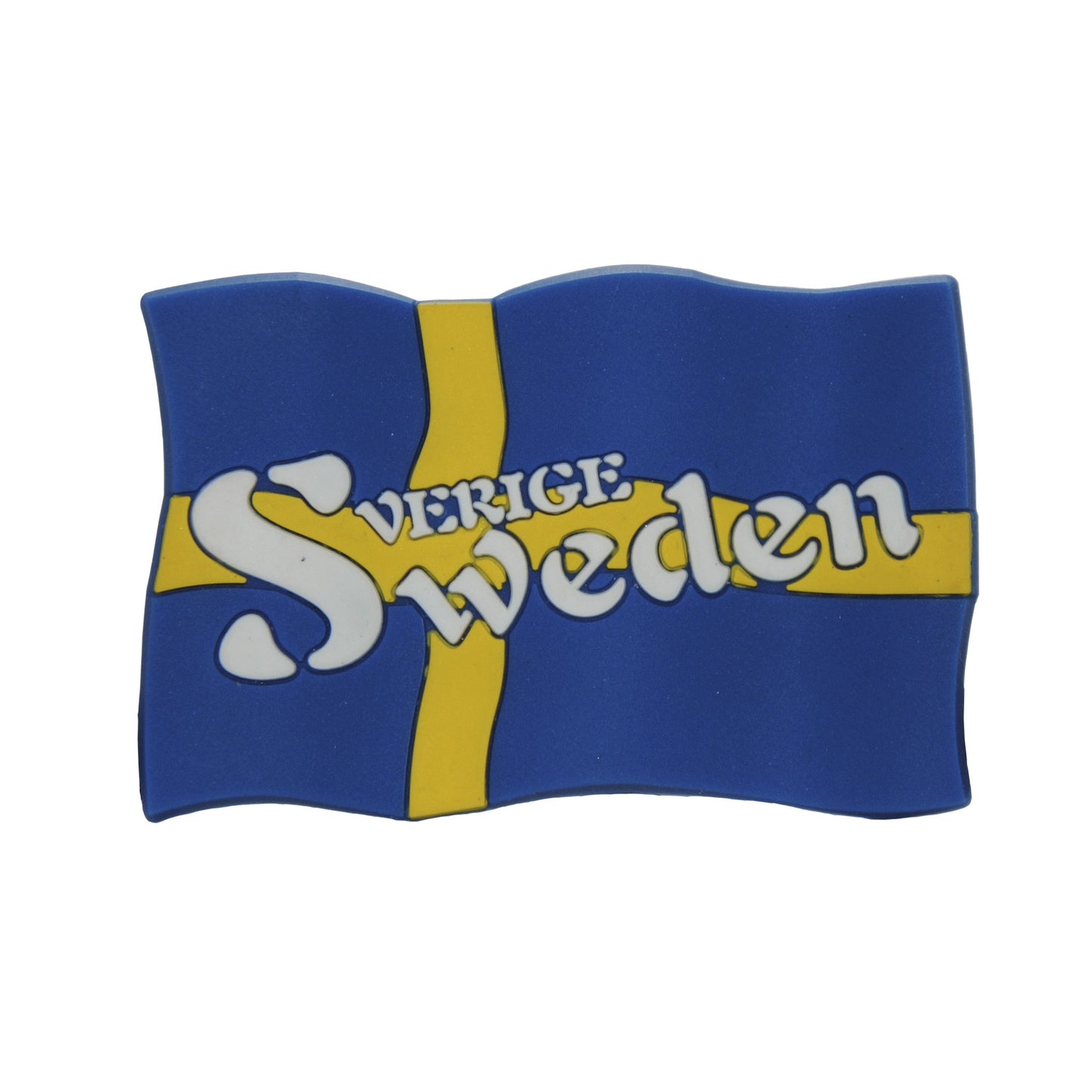 3D-magnet i gummi med svensk flagga och texten "Sverige Sweden" i klara färger.