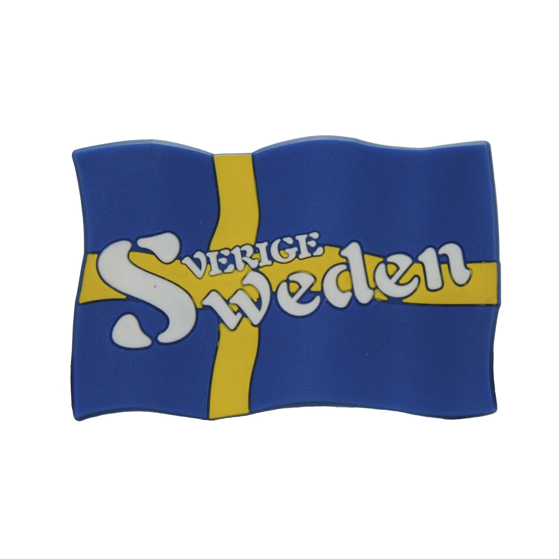 3D-magnet i gummi med svensk flagga och texten "Sverige Sweden" i klara färger.