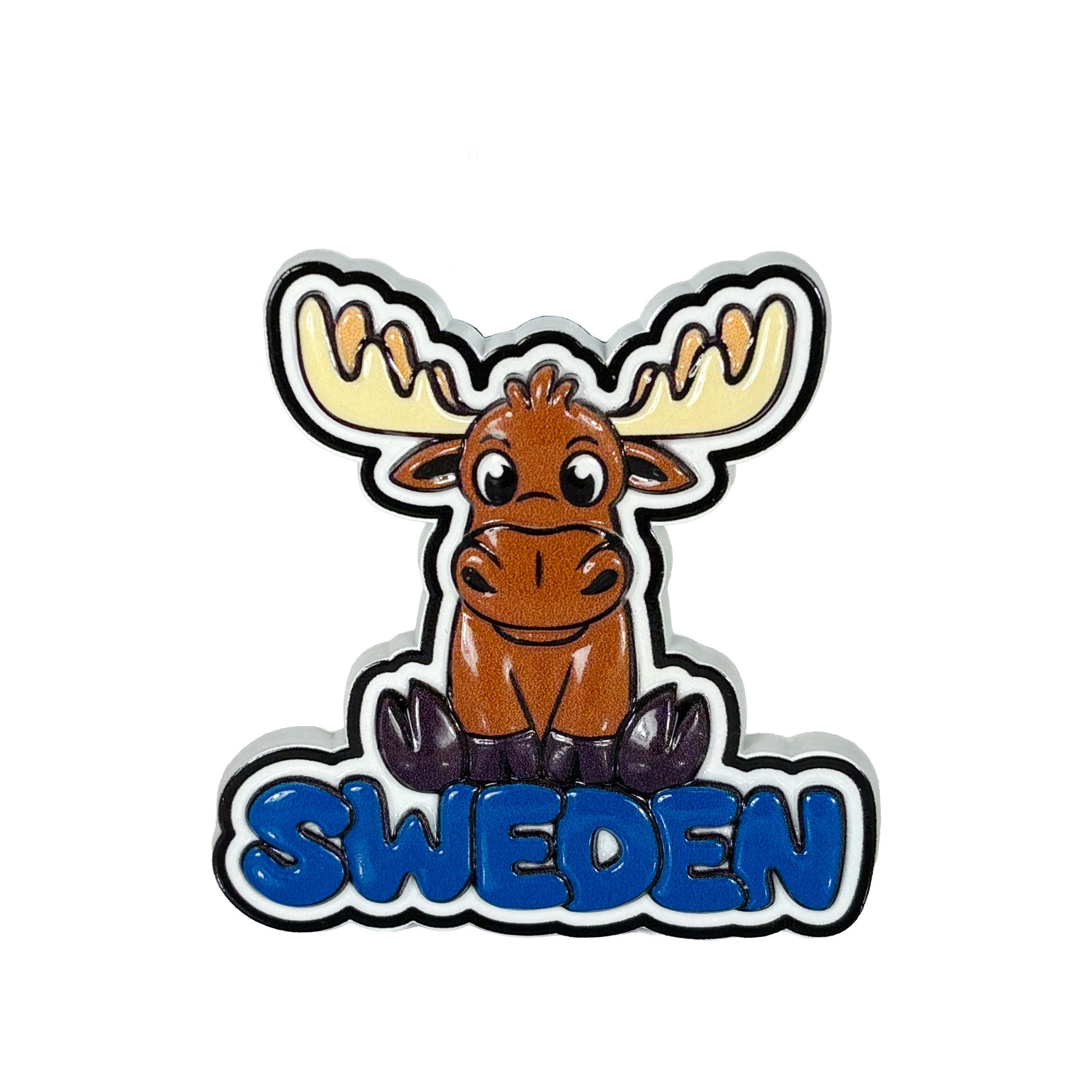 Magnet med tecknad älg som sitter på texten Sweden – sedd framifrån.