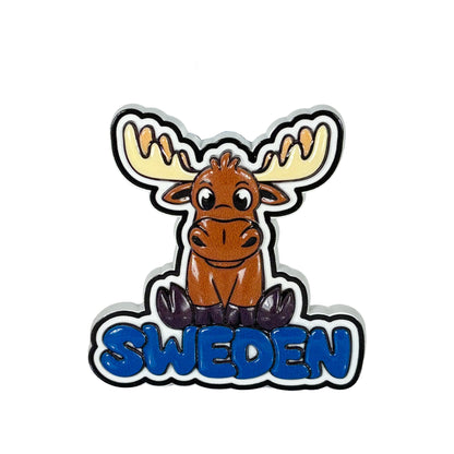 Magnet med tecknad älg som sitter på texten Sweden – sedd framifrån.