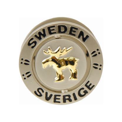 Metallmagnet med snurrande älgfigur och texten "Sweden". En lekfull och dynamisk souvenirmagnet som fångar uppmärksamheten.