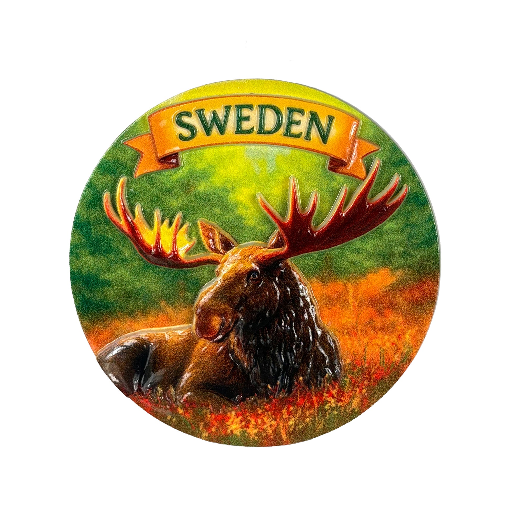 Rund dekorativ magnet med motiv av liggande älg och texten SWEDEN, stilren design, svensk souvenir.