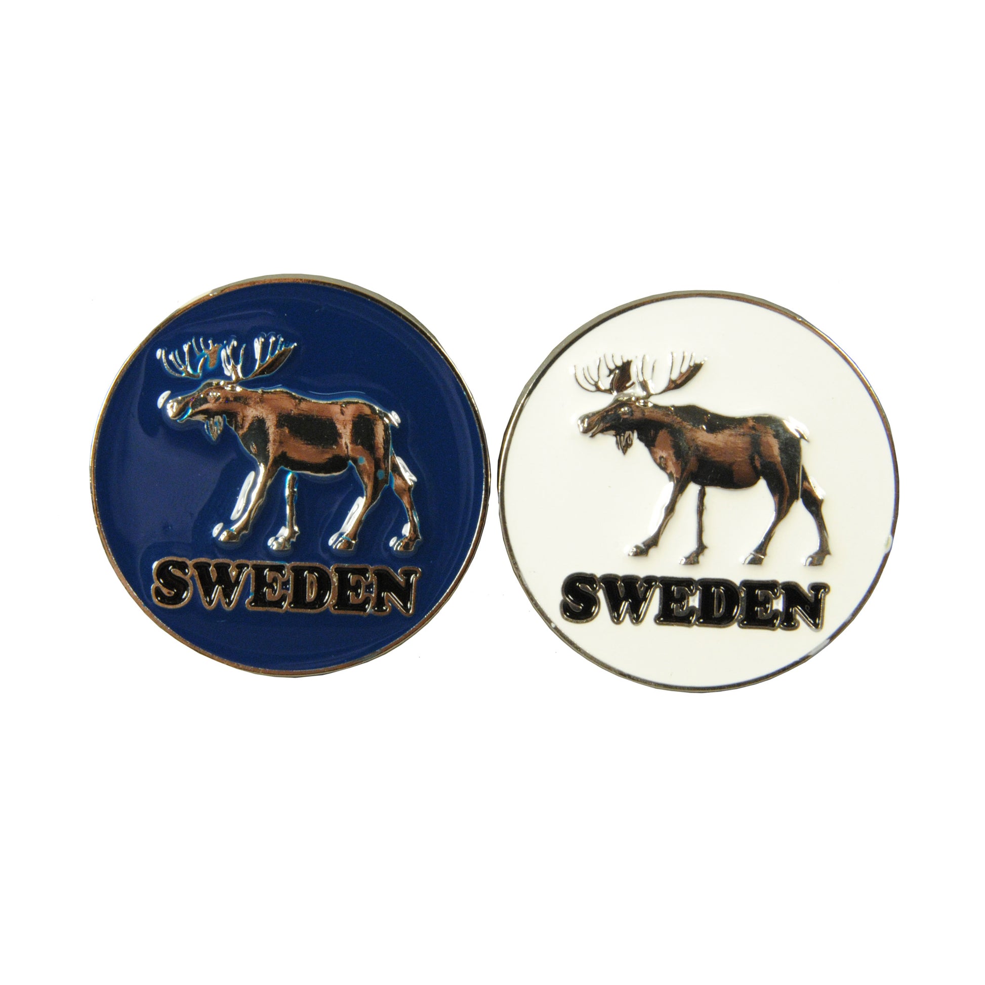 Två runda metallmagneter med stående älg och texten "Sweden", 5 cm i diameter. En blå och en vit variant av denna enkla och stilrena souvenir.