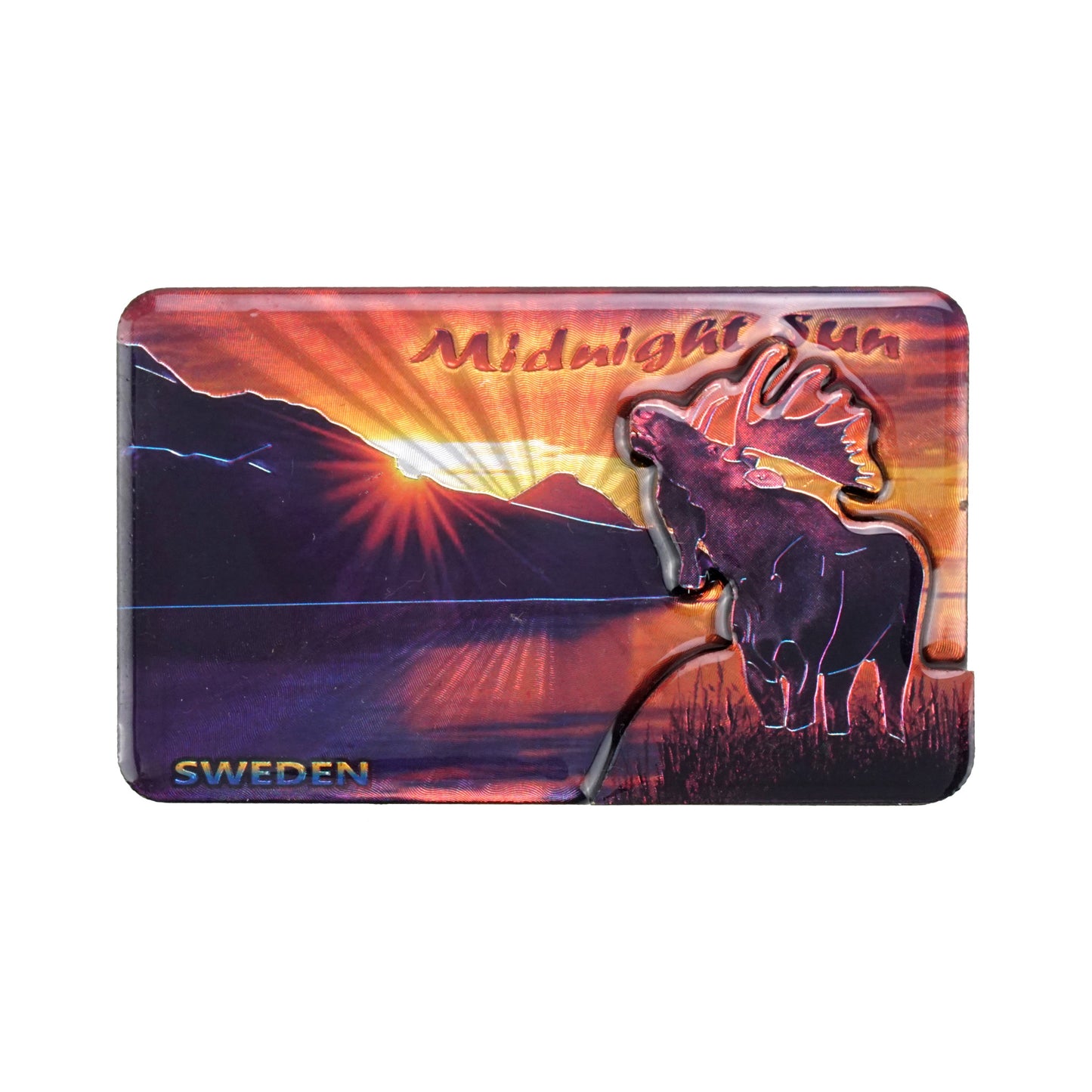 Epoxymagnet i två lager, 9,6 x 5,9 cm, med stor älgtjur i 2D och midnattssol i bakgrunden. Texten "Sweden" finns nere i vänster hörn och "Midnight Sun" uppe i höger hörn. En detaljrik och stämningsfull souvenir.