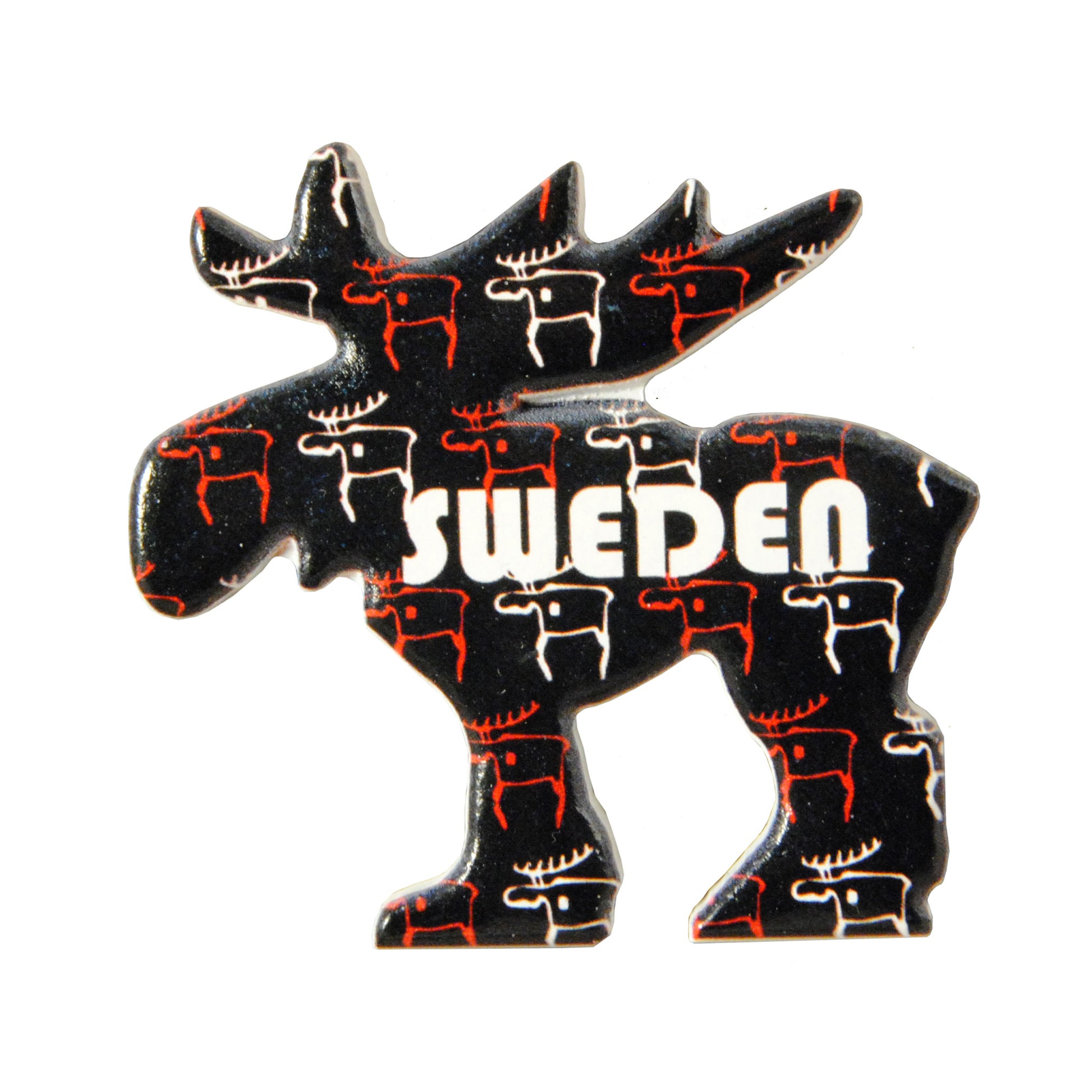 Magnet formad som en älg, 6,5 x 6,7 cm, i svart med små vita och röda älgar i stil med forntida hällristningar. Texten "Sweden" finns med. En unik och kulturellt inspirerad souvenir.