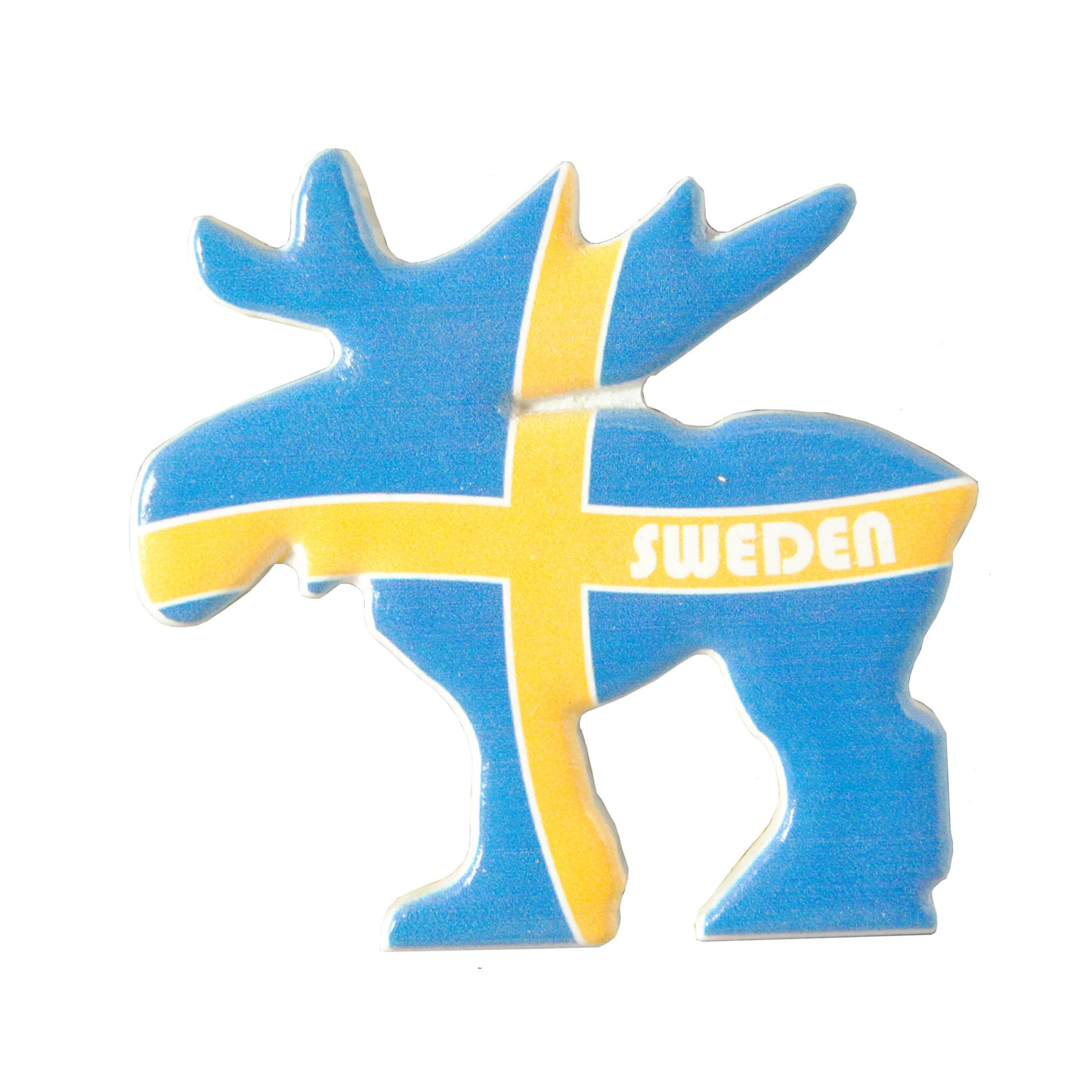 Magnet formad som en älg, 6,5 x 6,7 cm, med motiv av den svenska flaggan och texten "Sweden". En tydlig och symbolisk svensk souvenirmagnet.