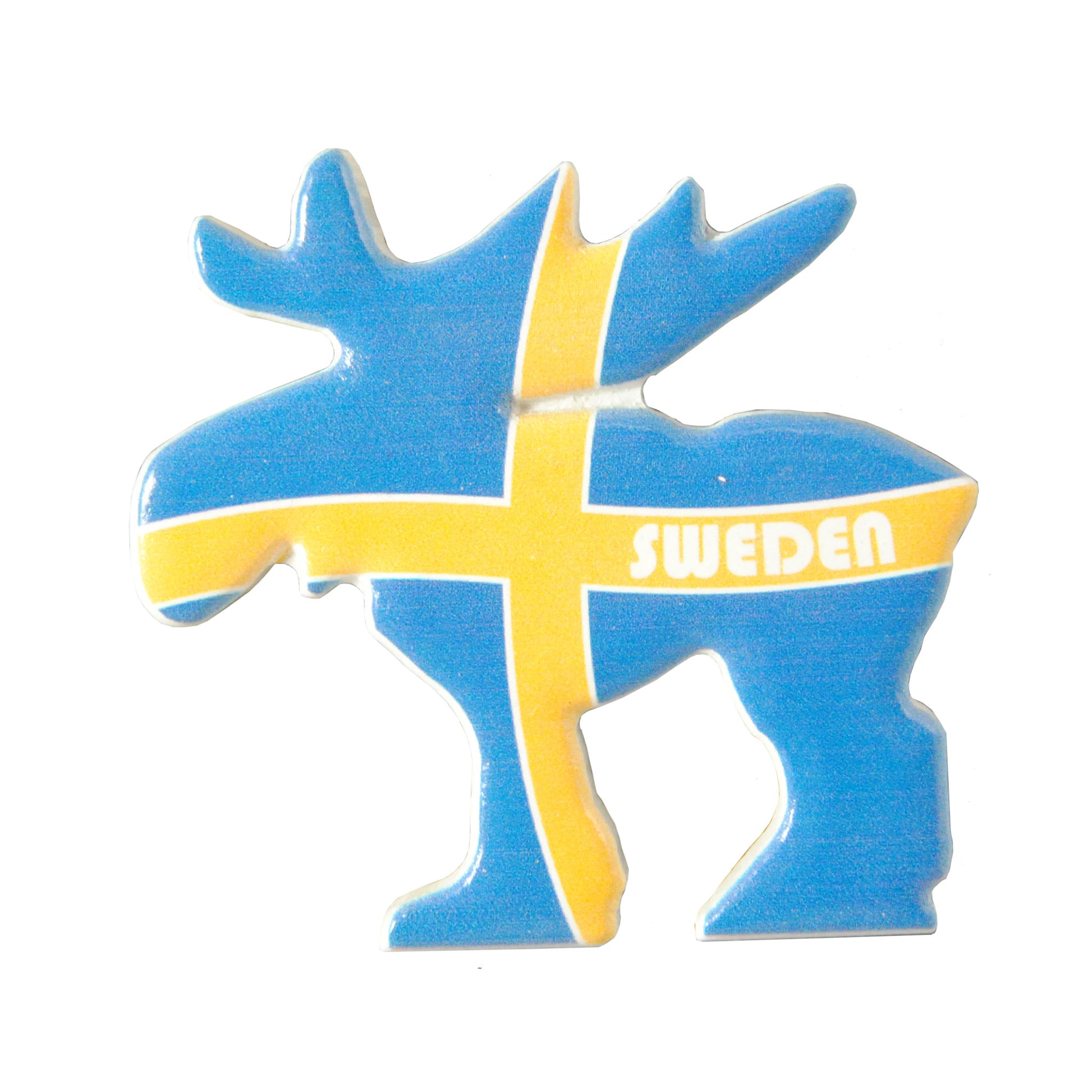 Magnet formad som en älg, 6,5 x 6,7 cm, med motiv av den svenska flaggan och texten "Sweden". En tydlig och symbolisk svensk souvenirmagnet.