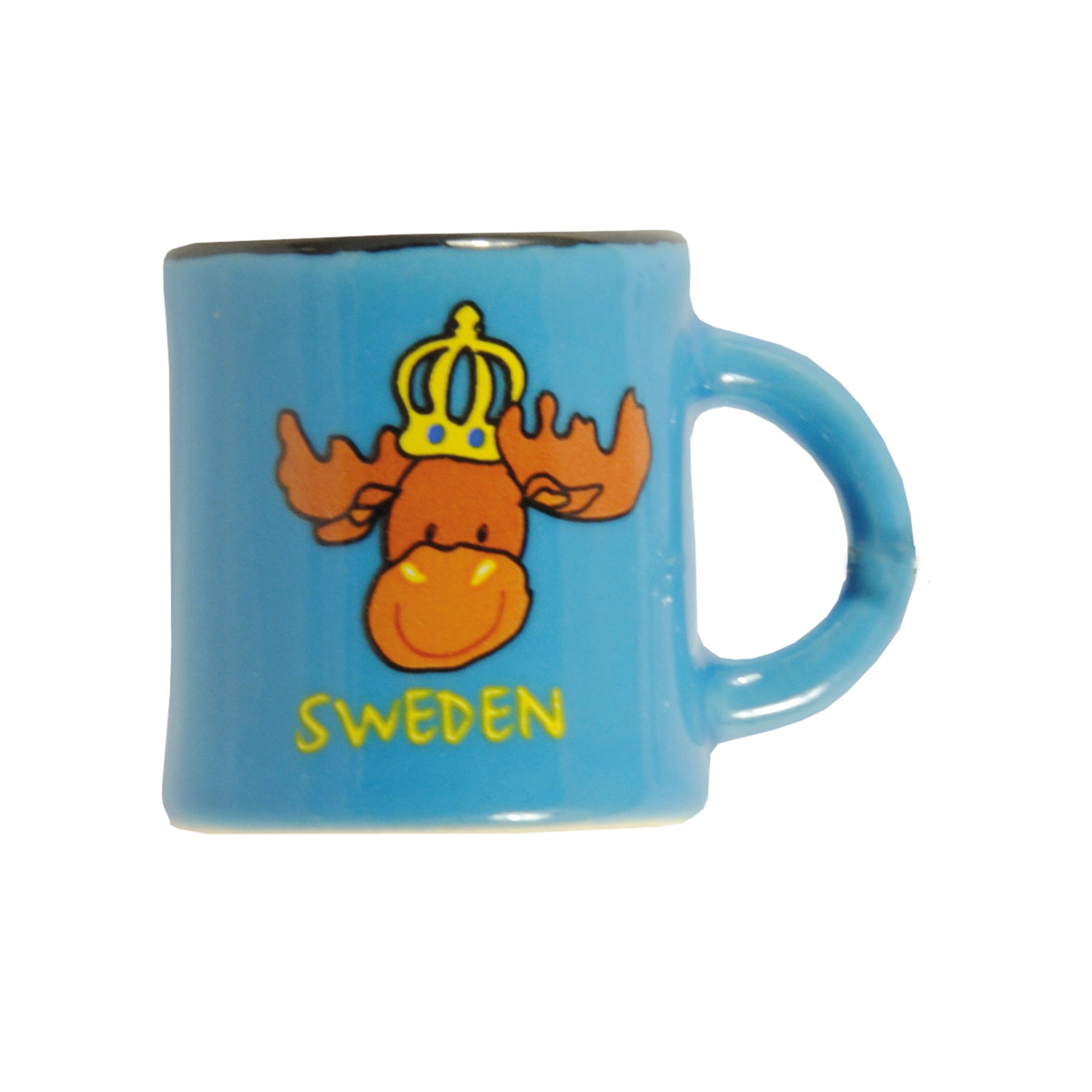 Mini-magnet i form av en liten porslinsmugg, 3 cm hög, med en rolig älgfigur och texten "Sweden". En söt och lekfull souvenir.