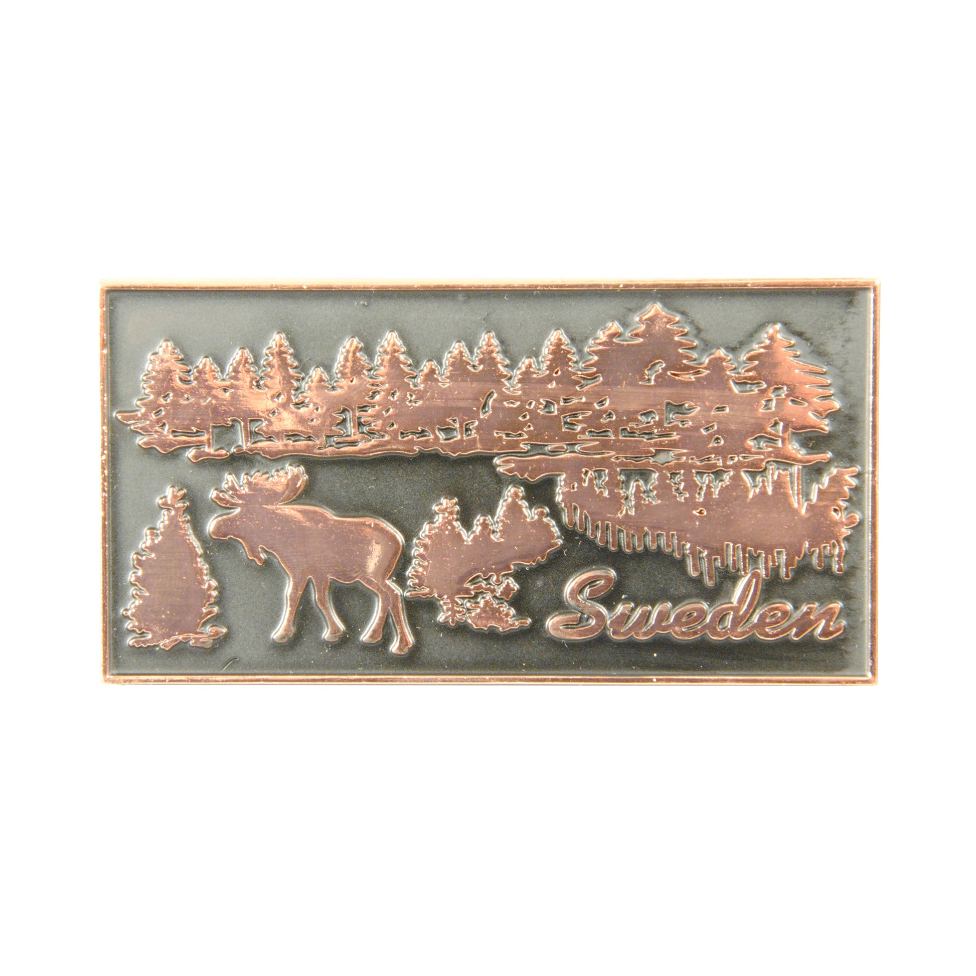 Metallmagnet med älg i skog, matt svart och roséguld, 8,3 x 4,3 cm, med texten "Sweden". En förstklassig souvenir med hög kvalitet på material och design.