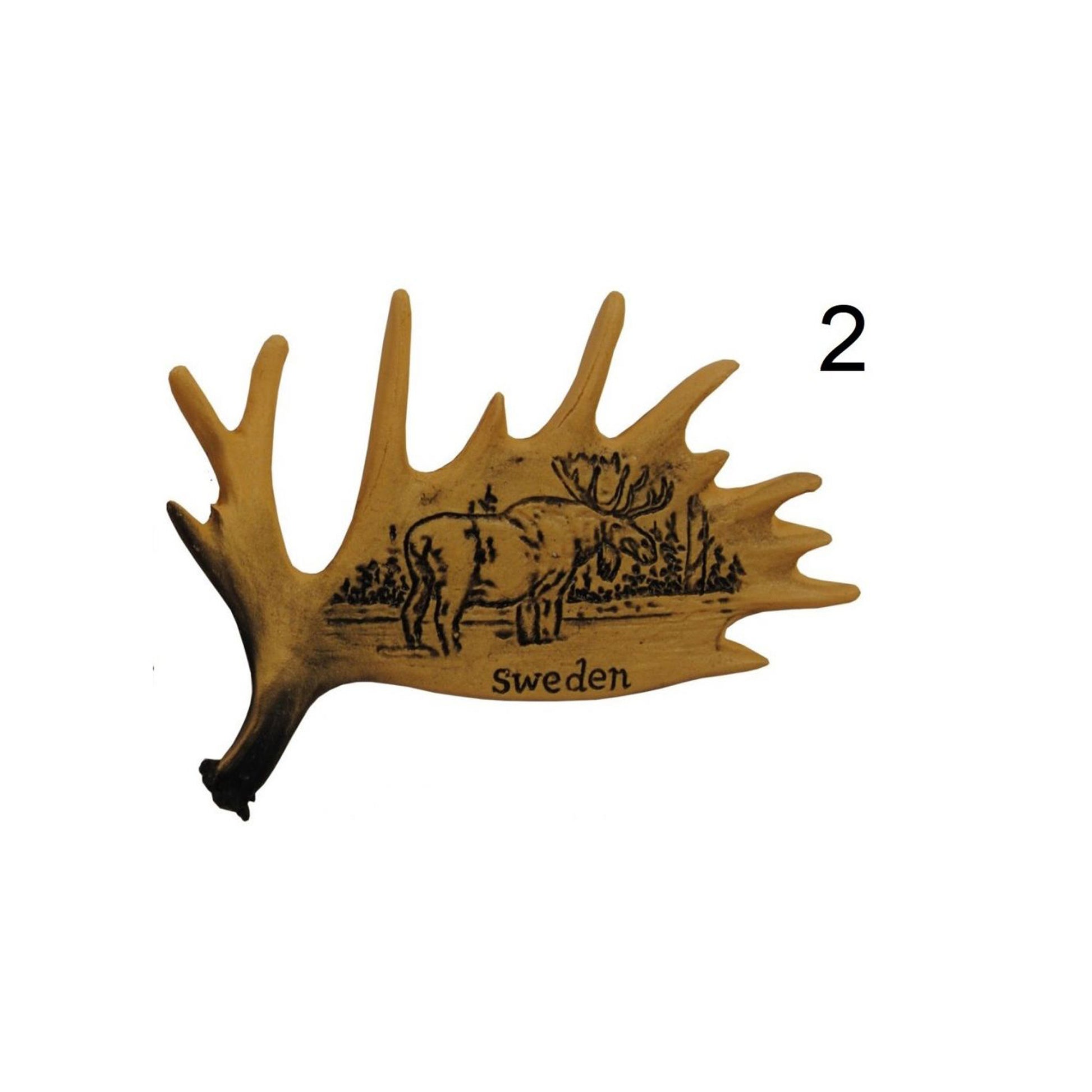 Souvenirmagnet formad som ett älghorn med graverat motiv av en älg och texten "Sweden". En stilfull och naturinspirerad souvenir.