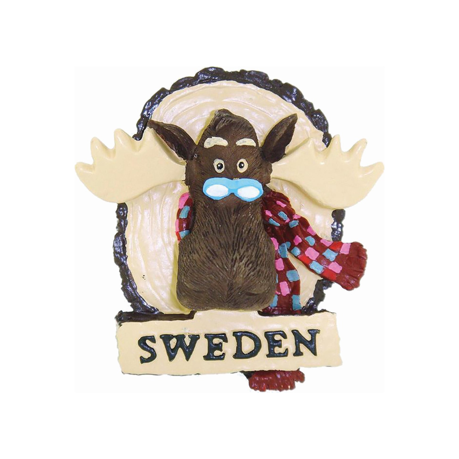 Magnet med älghuvud som ser ut att sitta på en stubbe, med texten "Sweden". En lekfull och dekorativ souvenirmagnet.