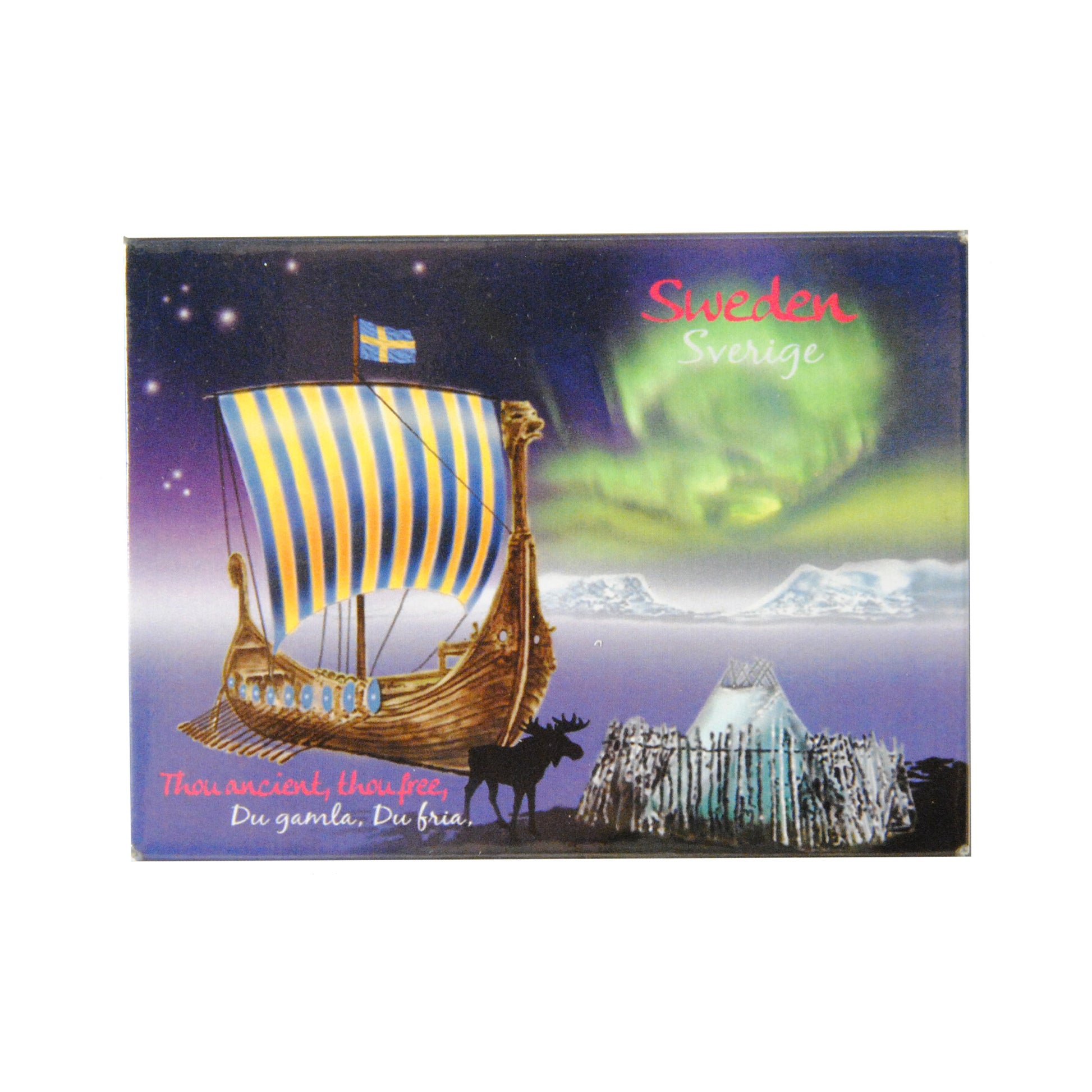 Souvenirmagnet med vinterlandskap från Sverige, inklusive norrsken, älg och vikingaskepp. Texten “Sweden Sverige” finns uppe till höger och “Du gamla du fria” och "Thou ancient, thou free" nere till vänster. 