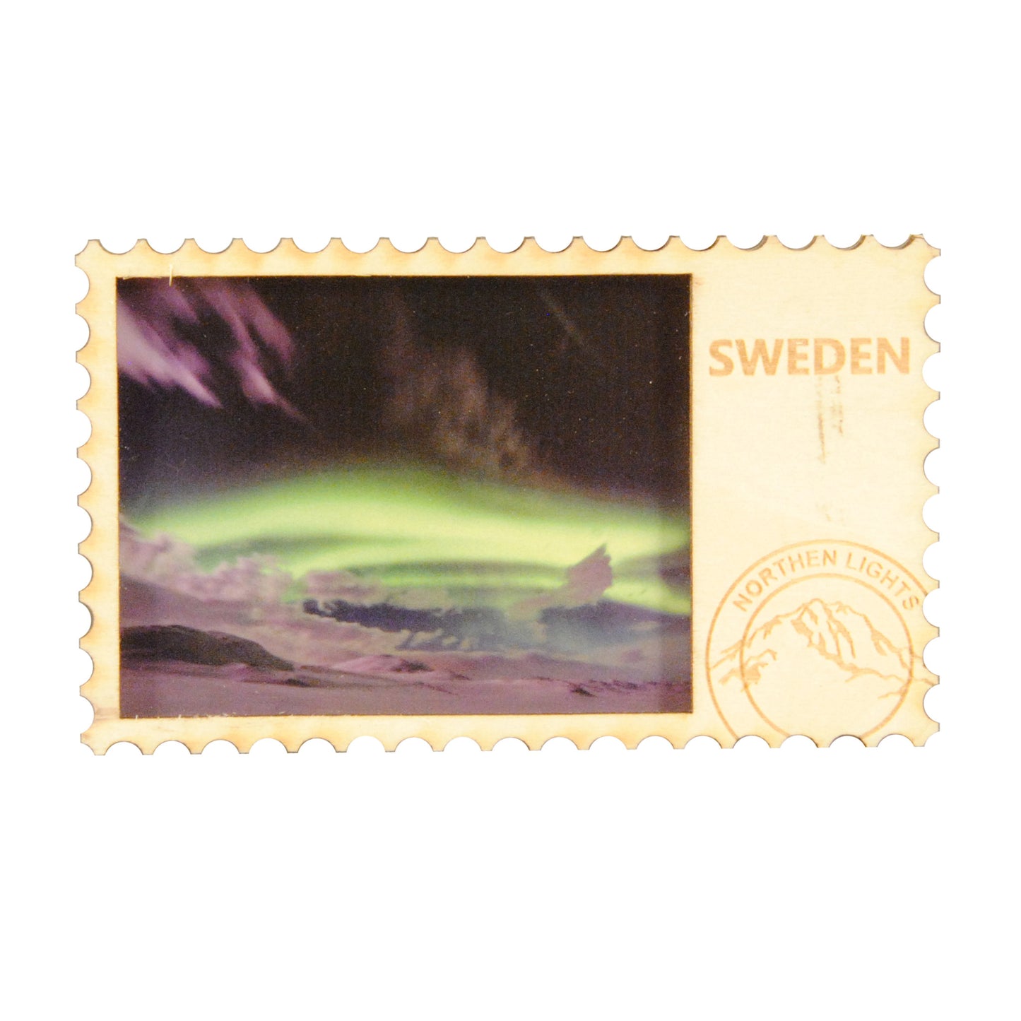 Souvenir­magnet i trä, formad som ett frimärke, med en vacker bild av norrsken och texten "Sweden". I det nedre högra hörnet syns en liten "poststämpel" med texten "Northern Lights" och ett fjäll.
