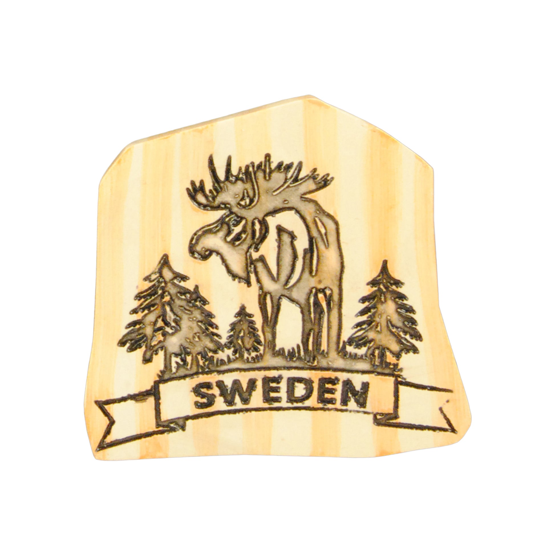 Souvenirmagnet med graverat motiv av stående älgtjur och skog samt texten "Sweden". Ytan har ett ljust träliknande utseende som ger ett naturligt och exklusivt intryck.