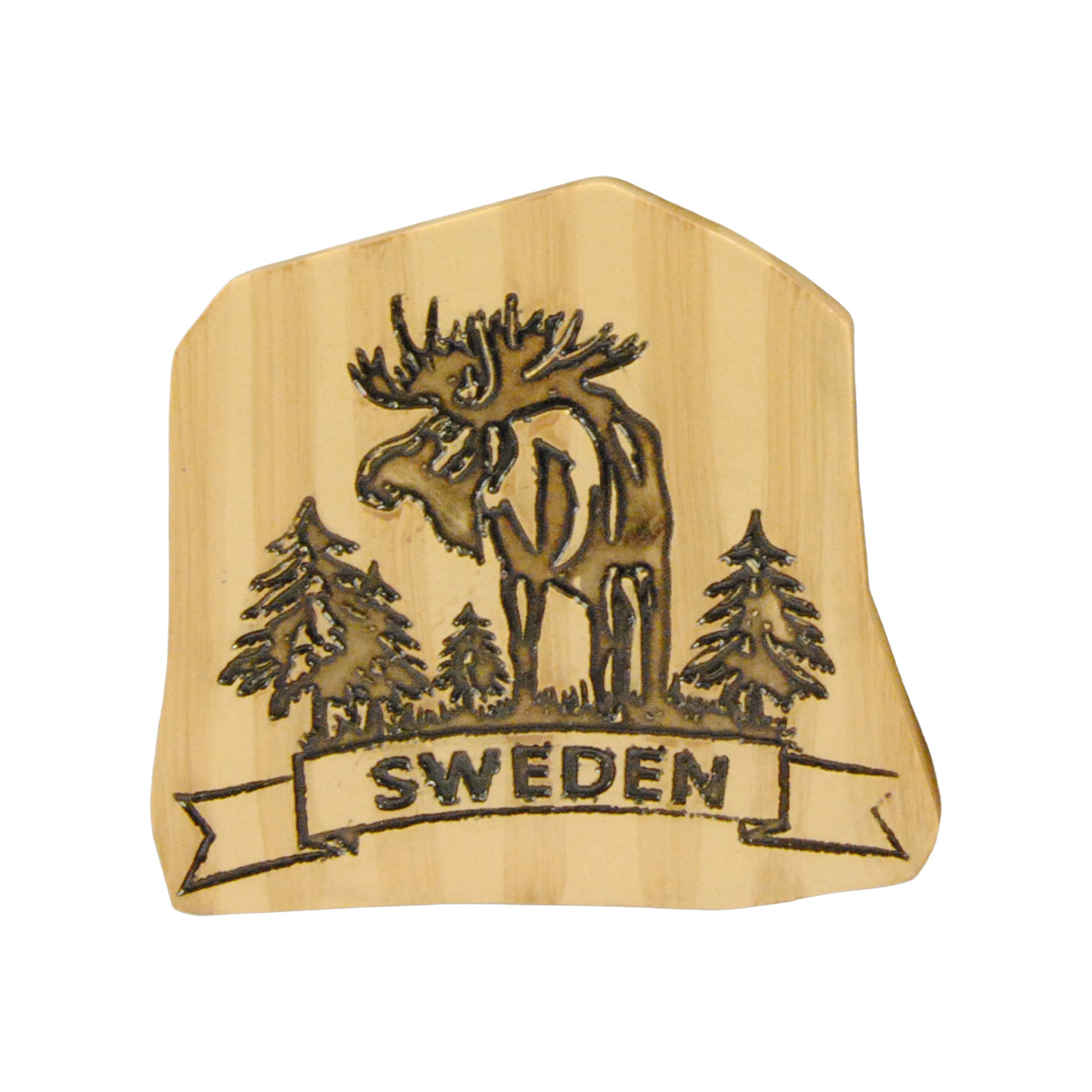 Souvenirmagnet med graverat motiv av stående älgtjur och skog samt texten "Sweden". Ytan har ett mörkare träliknande utseende som ger en varm och rustik känsla.








