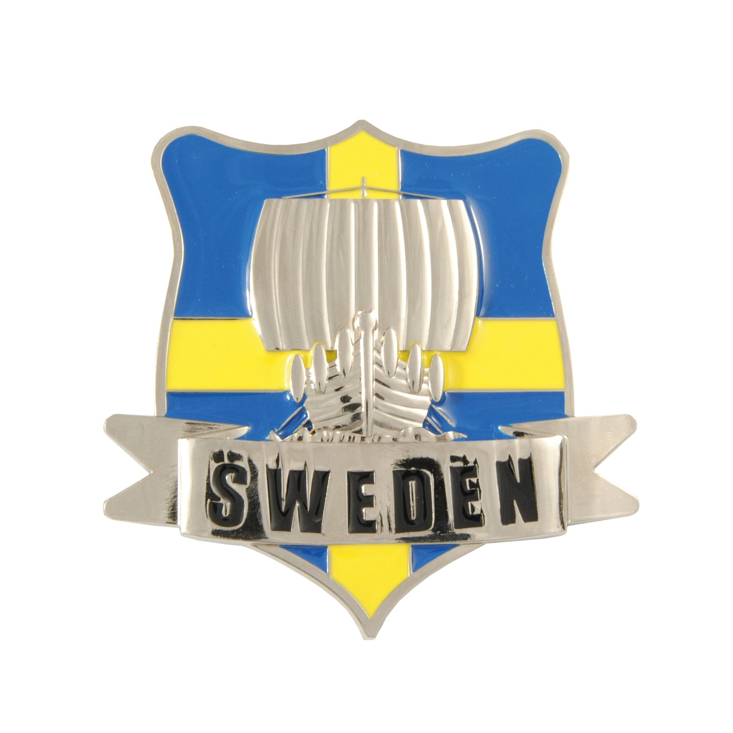 Sköldformad metallmagnet med svensk flagga som bakgrund, pampigt vikingaskepp i förgrunden och texten Sweden – silverfärgad finish, 8,5 x 8,5 cm.