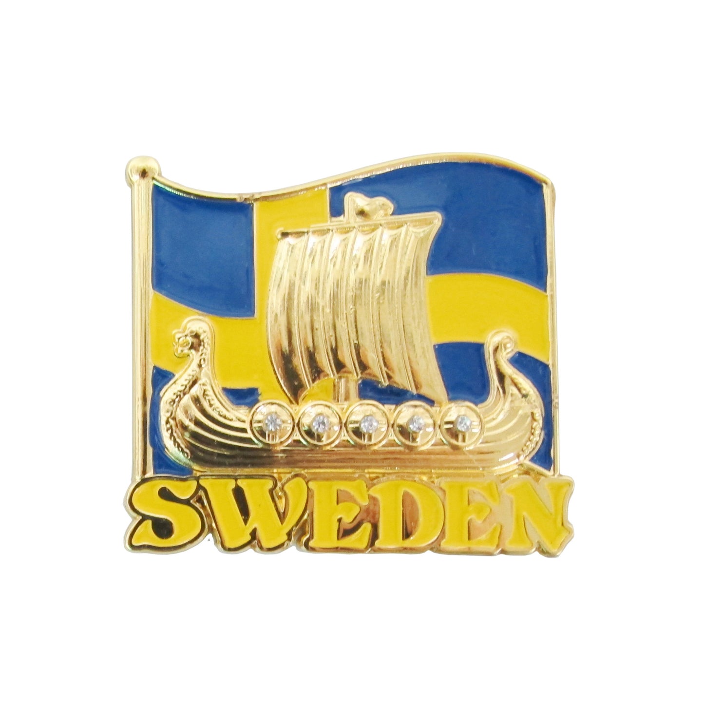 Bild på metallmagnet med vikingaskepp i 2D och svenska flaggan i bakgrunden. Vikingaskeppet är i guldfärg med dekorativa stenar på sköldarna.