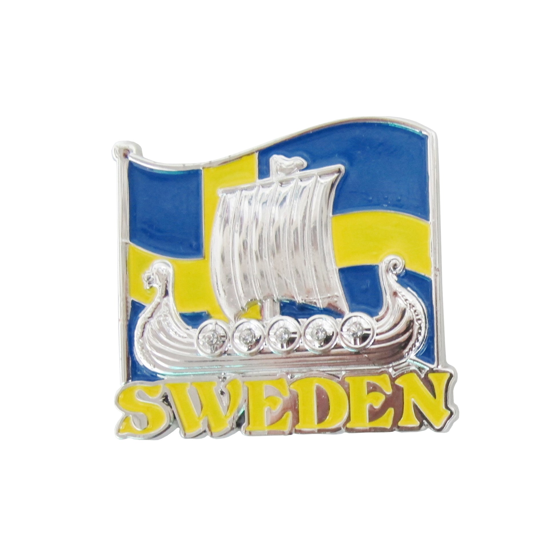 Bild på metallmagnet med vikingaskepp i 2D och svenska flaggan i bakgrunden. Vikingaskeppet är i silverfärg med dekorativa stenar på sköldarna.