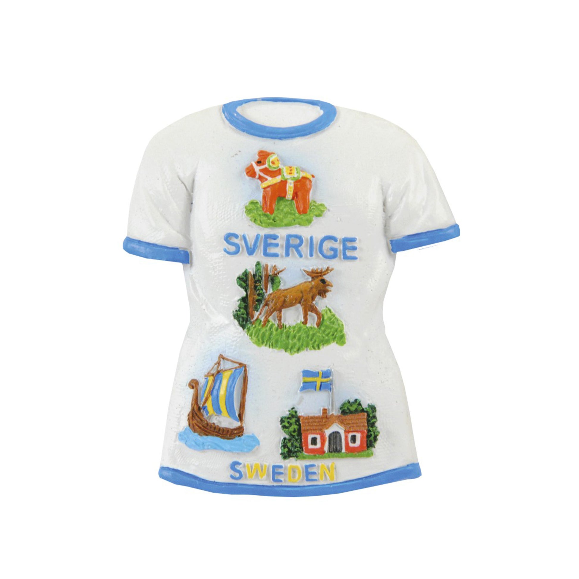 Magnet i form av en T-shirt med måtten 6,0 x 6,5 cm. Denna souvenirmagnet visar alla klassiska svenska symboler: älg, dalahäst, vikingaskepp och en röd stuga. Texten "Sverige " finns också med.