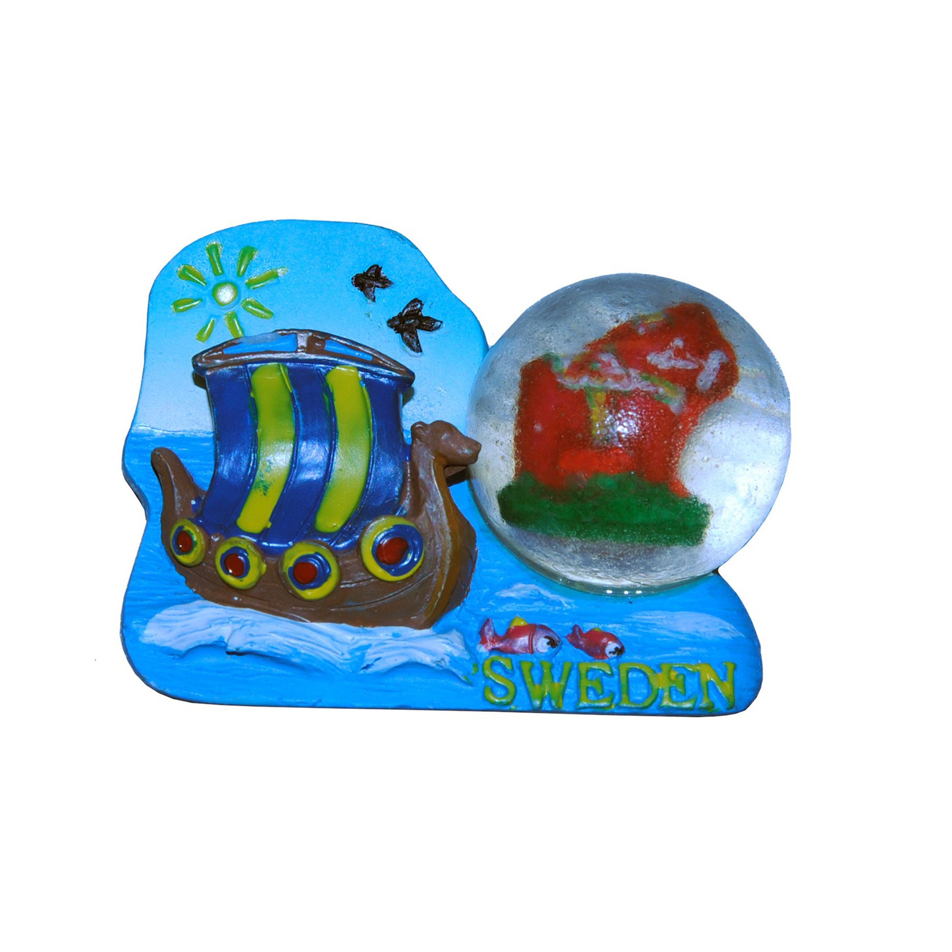 Magnet med motiv av ett vikingaskepp bredvid en glaskula som innehåller en dalahäst, samt texten Sweden – färgstark souvenir, 5,3 x 4,0 cm.