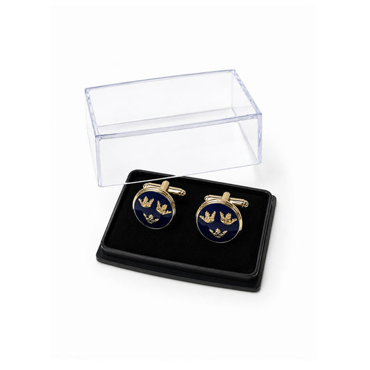Guldfärgade manschettknappar med Tre Kronor i en öppen presentask, med locket placerat bakom.