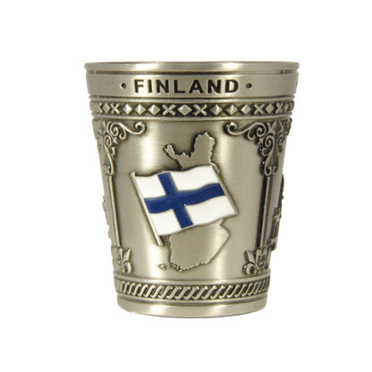 Metallshotsglas med tre olika motiv: finska kartan i 2D, finska flaggan i 3D, en ren och Helsingfors domkyrka – här syns kartan och flaggan, 5,5 cm hög souvenir med texten 'Finland.