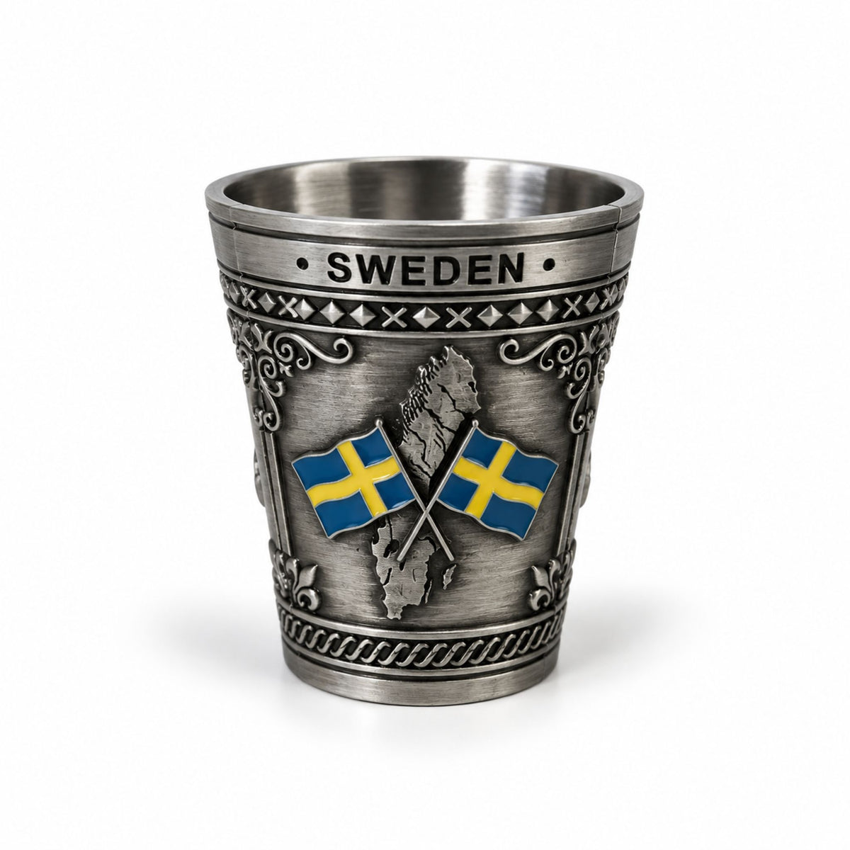 Metall-shotglas med 3 olika Sverigemotiv:  älg, karta och vikingaskepp. Här visas ena sidan av glaset som är dekorerat med ett reliefmotiv av en Sverigekarta, två svenska flaggor samt texten "Sweden"