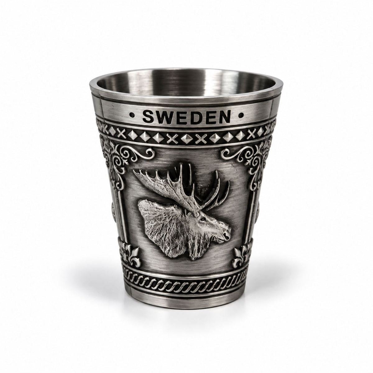 Metall-shotglas med 3 olika Sverigemotiv:  älg, karta och vikingaskepp. Här visas ena sidan av glaset som är dekorerat med ett älghuvud och texten Sweden. 