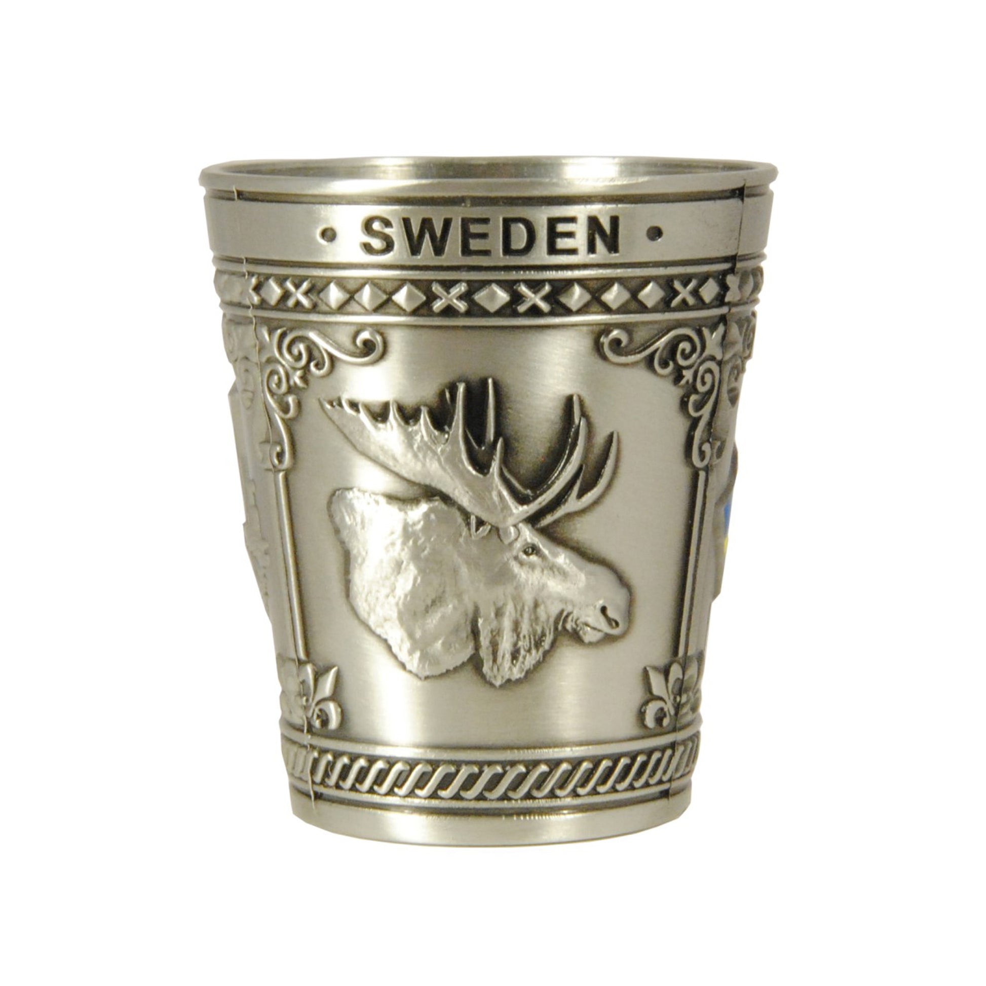 Metall-shotglas med 3 olika Sverigemotiv:  älg, karta och vikingaskepp. Här visas ena sidan av glaset som är dekorerat med ett älghuvud och texten Sweden. 