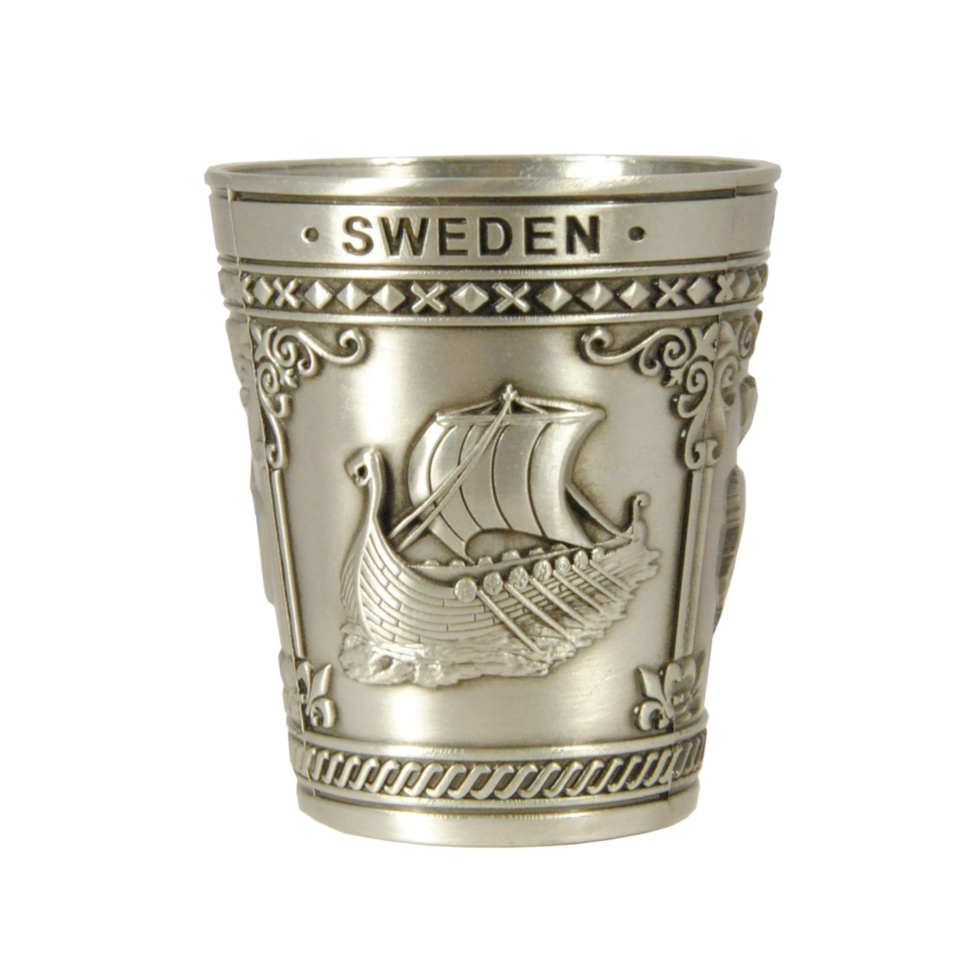 Metall-shotglas med 3 olika Sverigemotiv:  älg, karta och vikingaskepp. Här visas ena sidan av glaset som är dekorerat med ett vikingaskepp och texten Sweden. 
