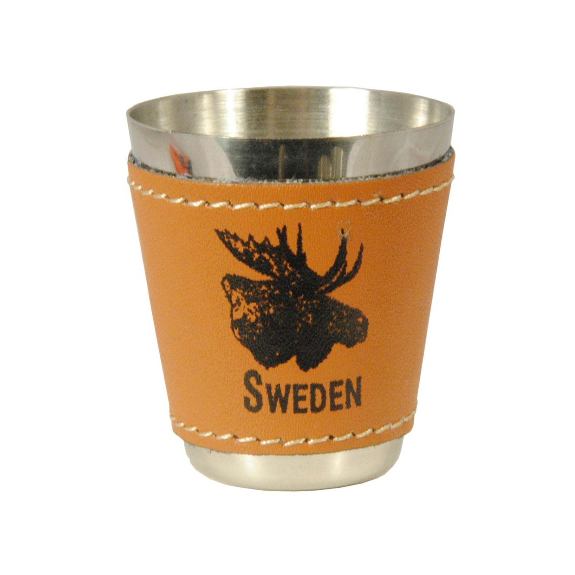 Metallshotsglas med läderomslag prytt med älghuvud och texten 'Sweden', 4,5 cm högt – stapelbart och praktiskt souvenirglas.