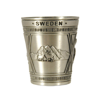 Shotglas i metall med ett av tre motiv: ett fjällandskap med två renar och texten "Sweden".