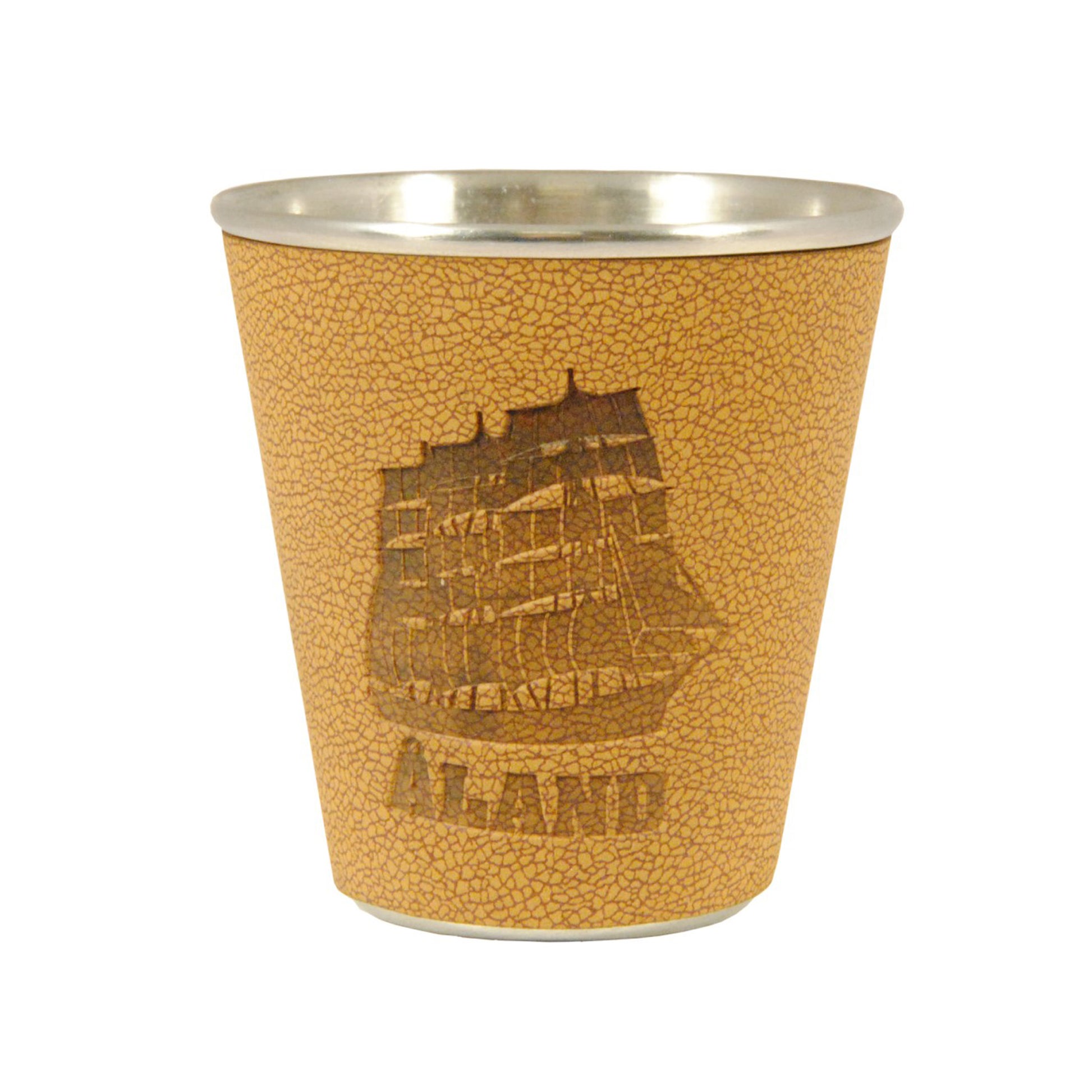 Metallshotglas med brunt läderomslag, motiv av segelfartyget Pommern och texten "Åland".